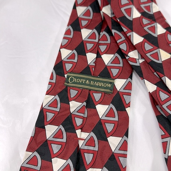 Croft & Barrow - Geometric Pattern Italian Silk Red & Black Mens Necktie ⭐️ EUC - Picture 4 of 4